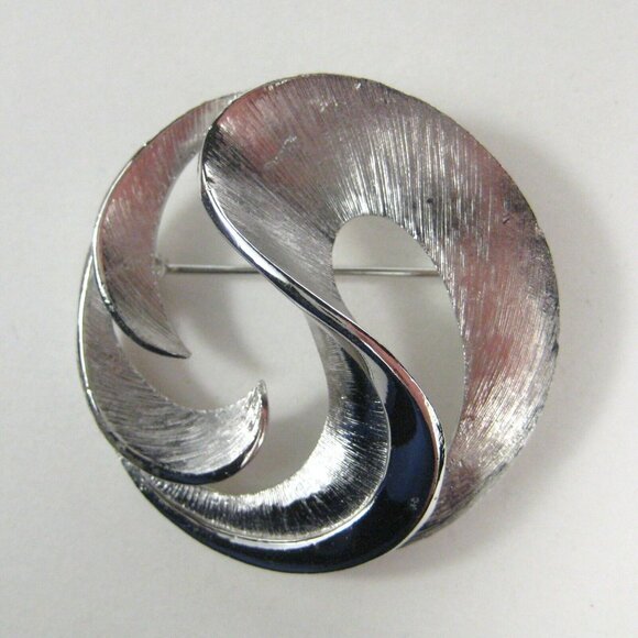 Unbranded Jewelry - Abstract Pin Brooch Silvertone Metal 1.6 Inch Vintage Modern Round Swirl Wave